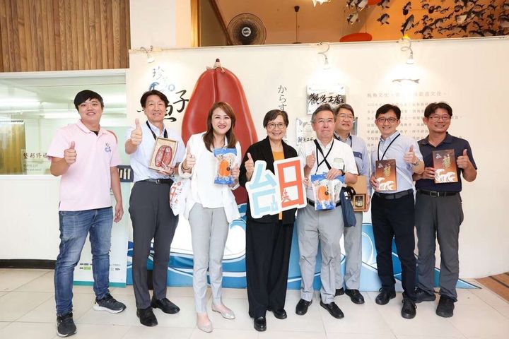 推薦可到「珍芳烏魚子」的全台唯一烏魚子見學工廠採買伴手禮。　圖：高雄市政府觀光局／提供 