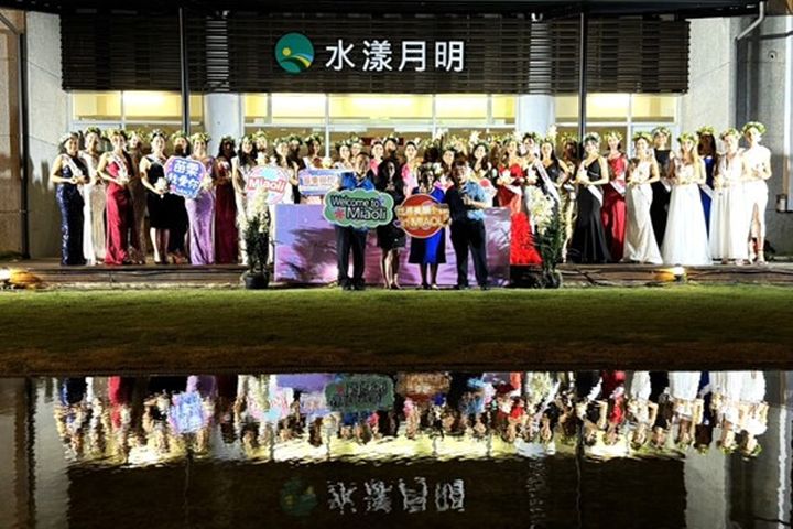 世界美顏小姐全球總決賽在台灣舉行，日前至苗栗進行交流。圖為苗栗縣文觀局徐建男副局長、苗栗縣府邱俐俐副縣長、世界美顏小姐國際總裁 Mila Manuel（來自紐西蘭）水漾月明度假文旅林吉財董事長。　圖：水漾月明度假文旅／提供