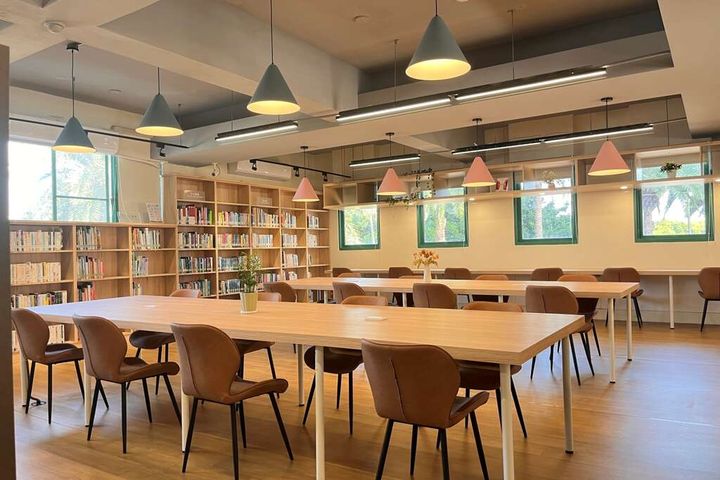 台中龍井圖書館營造出如咖啡廳般的舒適閱讀氛圍。　圖：臺中市政府觀光旅遊局／提供 