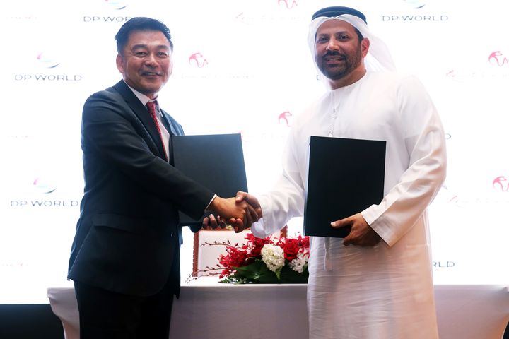 ▲（左起）名勝世界郵輪總裁吳明發先生和 DP World 米納拉希德港（Mina Rashid）首席運營官 Hamza Mustafa 先生共同簽署合作備忘錄。　圖：名勝世界郵輪／提供