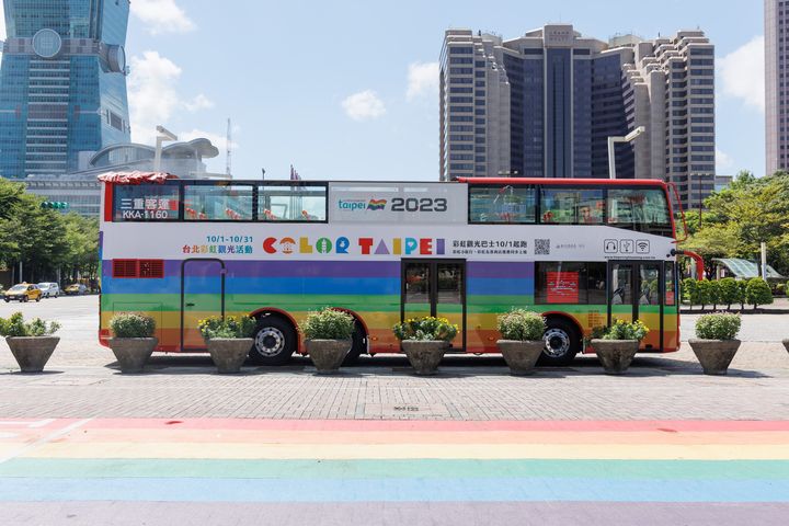 「2024 Color Taipei」系列活動10月開跑囉！(圖為2023彩虹觀巴資料照)　圖：臺北市政府觀光傳播局／提供
