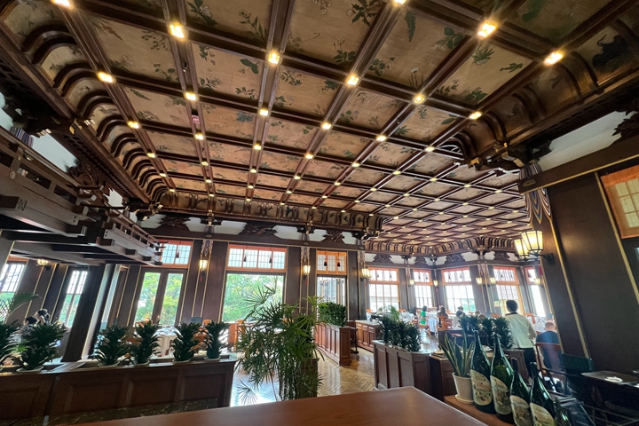 ▲富士屋餐廳挑高6公尺天花板描繪，636種高山植物圖樣，是一大特色。　圖：向日遊／提供