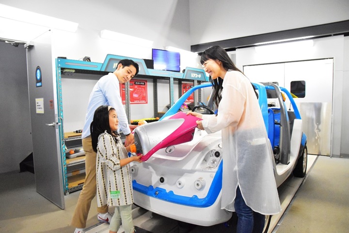 在東京讀賣樂園。遊客可以把喜歡的零件裝在車體上，並且可以乘坐進行車輛檢查及測試運轉。　圖：©讀賣樂園／提供