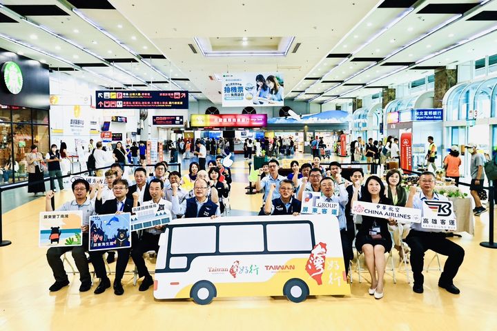 為國際旅客量身打造的台灣好行「9117B 墾丁機場快線」，正式啟動。　圖：屏東縣政府交通旅遊處／提供