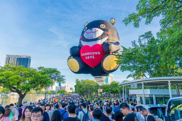 ▲高雄熊熱氣球首度亮相吸引大批民眾圍觀。　圖：高雄市政府觀光局／提供