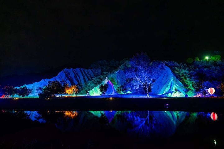 ▲月世界搭配燈光躍身一變成「夜」世界。　圖：高雄市政府觀光局／提供