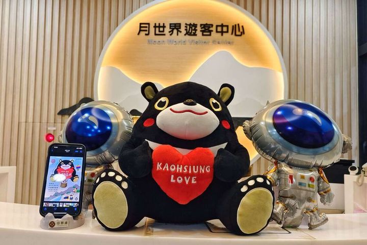▲田寮農會於熱氣球活動期間推出滿額贈太空人氣球或手機架等好禮活動。　圖：高雄市政府觀光局／提供