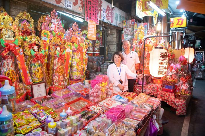 ▲市長黃敏惠走讀東市場，了解特色店家文化傳承。　圖：嘉義市政府／提供