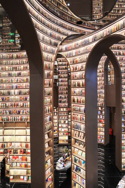 ▲都江堰鍾書閣書店，設計概念取自都江堰水壩，有延伸向上與扁舟的形狀。　圖：shutterstock／來源