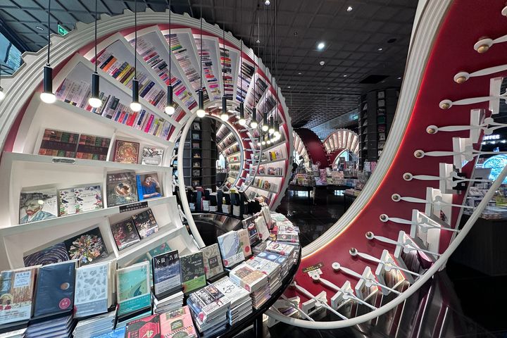 ▲透過旋轉結構的書架，猶如走進獨特的時光隧道。　圖：shutterstock／來源