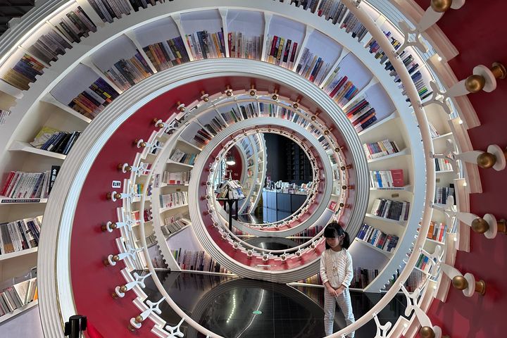 深圳鍾書閣除了以巨型螺旋式書架擺放書籍，更設計了時間錶盤的切面。　圖：shutterstock／來源