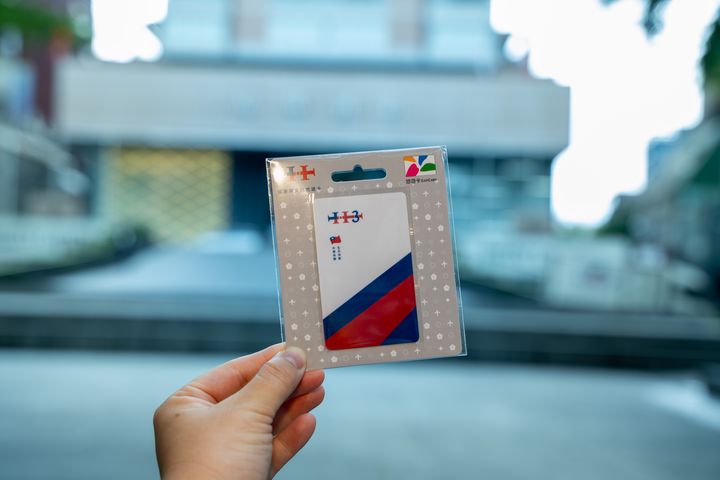 ▲民眾日前參與國慶驚喜快閃活動，打卡送限量聯名悠遊卡。　圖：臺北市政府觀光傳播局／提供