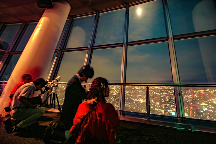 圖為過去在東京晴空塔天望甲板350樓舉辦的名月觀賞會。　©TOKYO-SKYTREE  圖：東京スカイツリータウン／提供