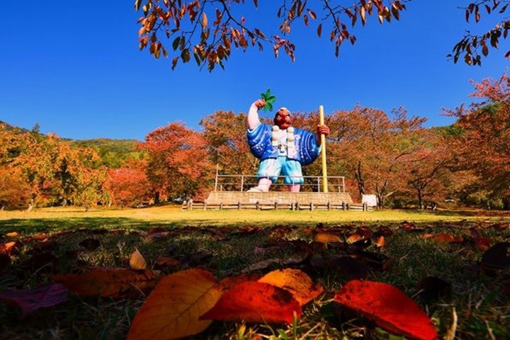 長野縣千曲市戶倉宿小動物公園（KITTY PARK）擁有日本最大天狗像，楓景迷人。　圖：信州千曲觀光局／提供