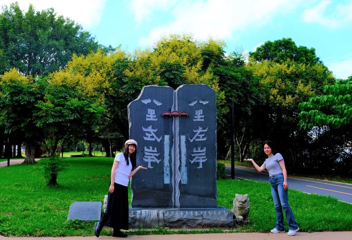 ▲八里左岸地標及盛開的台灣欒樹。　圖：新北市政府水利局／提供