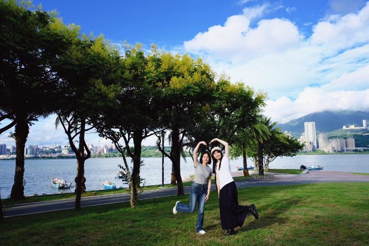 共賞八里沿岸河景及盛開台灣欒樹時，別忘了留下一張合照。　圖：新北市政府水利局／提供