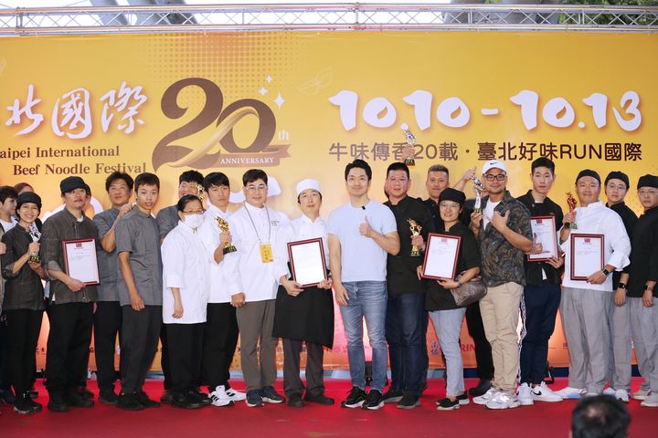▲首（10）日鮮食組紅燒金、銀、銅牌得主合照。　圖：臺北市商業處／提供