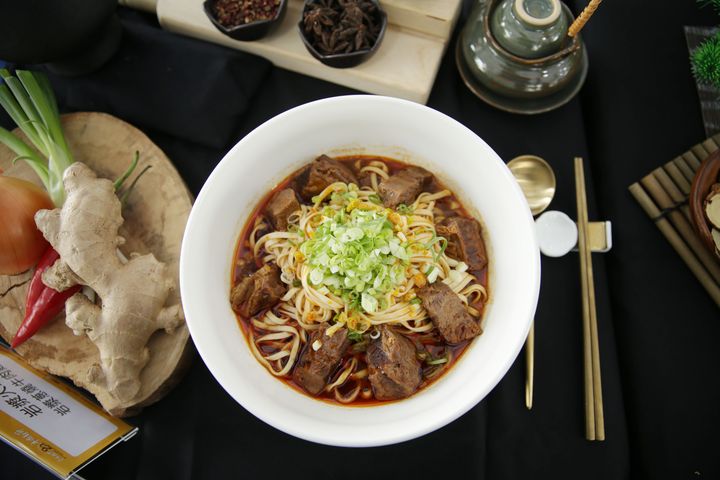 ▲鮮食組紅燒競賽選出金牌得主－岩漿火鍋「岩漿蔥燒牛肉麵」。　圖：臺北市商業處／提供