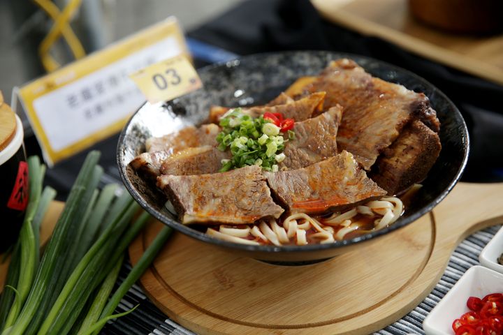 鮮食組紅燒競賽選出金牌得主－老龐家傳牛肉麵「老龐特製牛排骨」。　圖：臺北市商業處／提供 