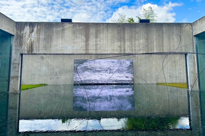 ▲日本知名作曲家坂本龍一＋藝術家高谷史郎的作品《TIME-déluge》，搭配宮脇愛子所創作的雕刻作品《大地》。　圖：岡山縣台灣推廣事務所／提供