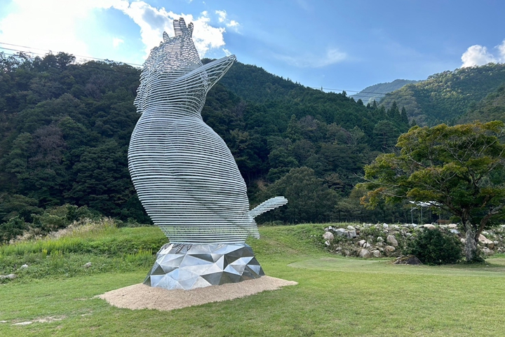 ▲台灣藝術家廖建忠以代表當地的鳥類冠魚狗所創作的作品《山中回聲（山に響くこだま）》。　圖：岡山縣台灣推廣事務所／提供