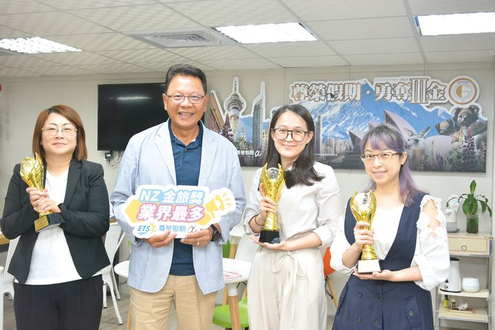 ▲（左起）尊榮假期紐澳團控粟敏瑄、總經理劉奕樑、紐西蘭線控經理楊佩璇、紐澳團控歐陽蓉蓉。　記者-王政／攝