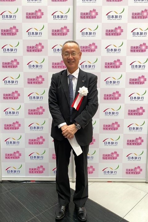 ▲已邁入第12年的「2024日本觀光・物產博覽會」開放免費入場，《旅奇傳媒》專訪執行委員會副委員長小谷野悦光時更表示，明年2025日本一大盛事是大阪關西•萬國博覽會，邀請大家能夠以萬博為據點，將旅程延伸至各地，發現自己喜愛的日本風貌。　記者-黃千珮／攝   　
