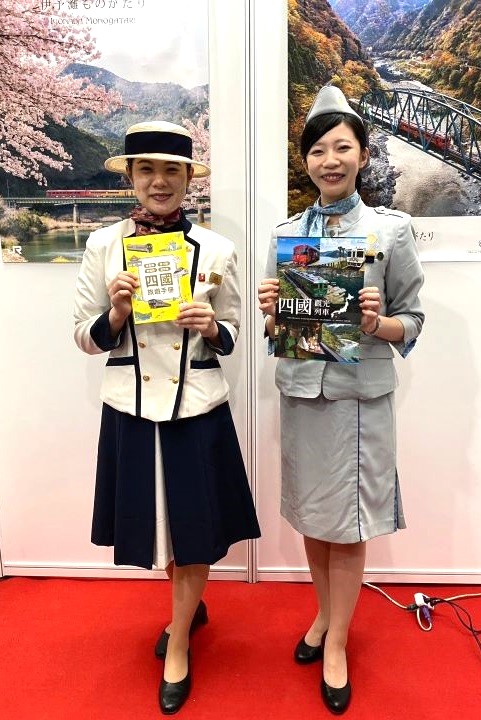 ▲JR四國由相當受歡迎的觀光列車隨車服務人員來台推廣，積極宣傳四國鐵路周遊券，而自由行旅客只在官網就能完成觀光列車預約。攤位上參加活動便可獲贈觀光列車好禮。　記者-黃千珮／攝