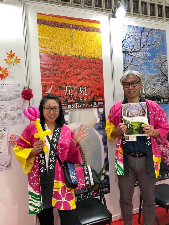 ▲首次參加的五泉市位於新潟縣中央，由市長率團訪台。。（右）五泉市觀光協會事務局長石山武介紹，其實五泉是座花卉城市，從春天櫻花、水芭蕉到鬱金香，展現有別於新潟雪國印象的風景。　記者-黃千珮／攝