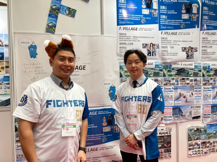 ▲今年首次來台宣傳的北海道日本火腿鬥士隊由（左起）北海道日本火腿鬥士隊事業統轄本部觀光發展部Kazuaki Ohno、事業企劃部企劃Group Chief張子謙代表推廣，邀請台灣遊客造訪去年新開幕的球場園區。賽季之外的冬天便有「F VILLAGE ICE PARK」將於12/28開幕，有溜冰場、玩雪、滑雪體驗區，直到明年228連假都能體驗戲雪樂趣。到攤位參加活動有機會贏得球隊周邊商品。　