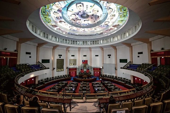 ▲館內保留過去議事空間，並展演出台灣民主發展的歷史故事。　圖：台中市政府觀光旅遊局／提供