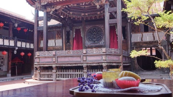 ▲大花廳內的戲台建築設計十分精巧，旅客可在此處預約糕餅下午茶享受悠閒時光。　記者-陳妍潔／攝