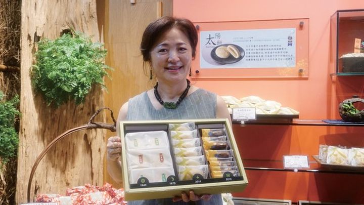 ▲百年老店將各代所研發出的糕餅集結成禮盒，並命名為「時光寶盒」。　記者-陳妍潔／攝