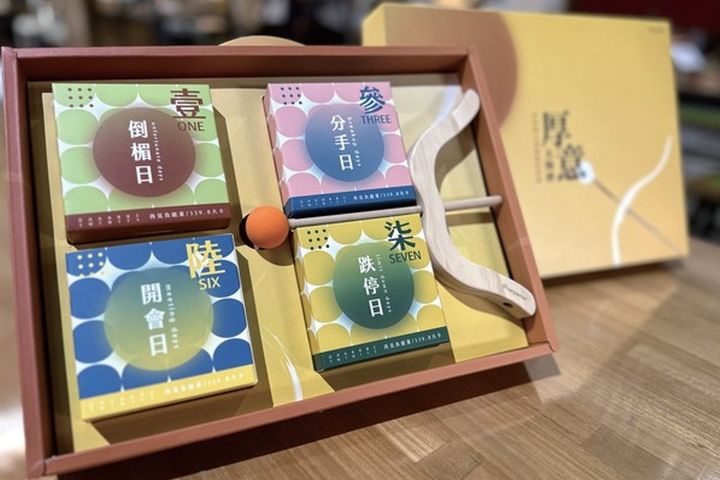 以中秋節傳說作為禮盒巧思，將木製工藝品與台中糕餅作結合。　圖：台中市政府觀光旅遊局／提供