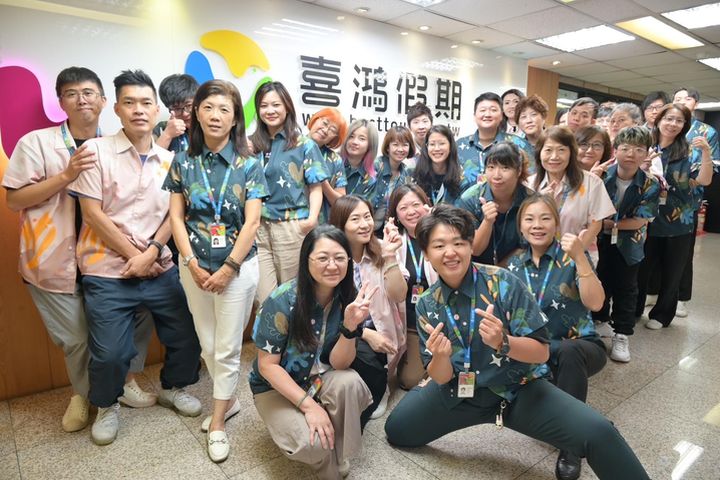 歡慶25週年，喜鴻假期也推出全新制服，展現活潑度假氣息。　 圖：喜鴻假期／來源