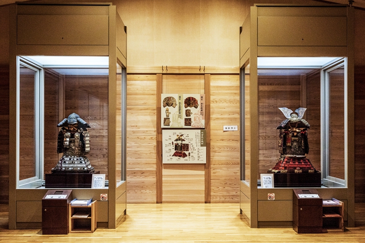 ▲「櫛引八幡宮」國寶館內展示的兩件極具時代意義的甲冑－「赤絲威鎧」和「白絲威褄取鎧」。　圖：向日遊／提供