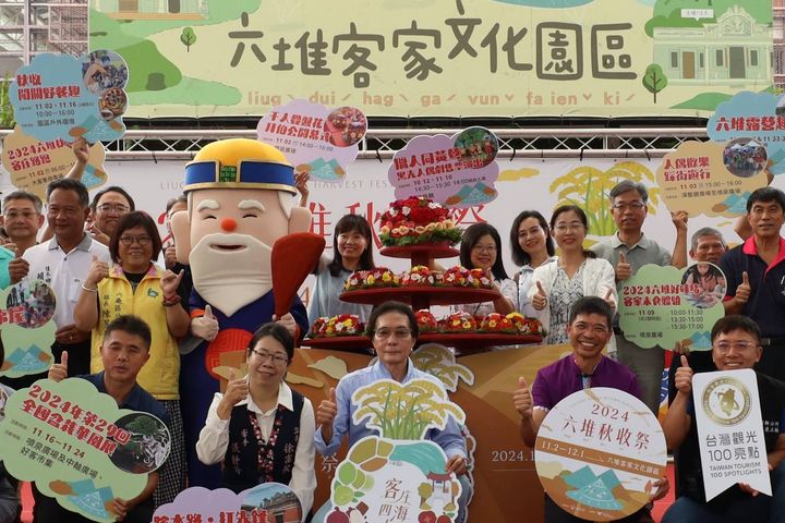 「2024六堆秋收祭」宣傳記者會長官貴賓共同啟動「共下來疊盤花」啟動儀式，為今年度秋收祭一系列精彩活動作預告。　圖：客家委員會客家文化／提供