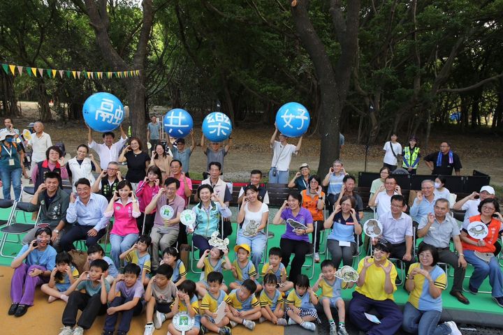 ▲參與嘉賓和民眾開心啟用遊戲場。　圖：內政部國家公園署／提供