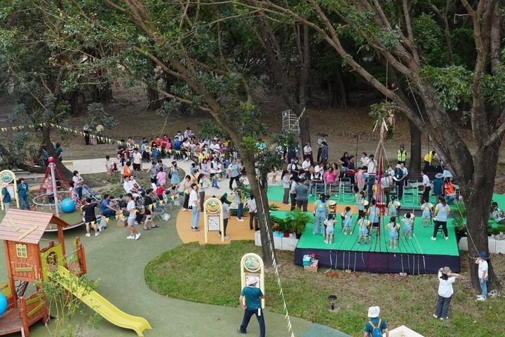 高雄都會公園共融遊具啟用儀式，吸引許多親子家庭參加。　圖：內政部國家公園署／提供