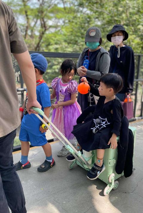 ▲小朋友變裝漫步動物園空橋。　圖：高雄市政府觀光局／提供