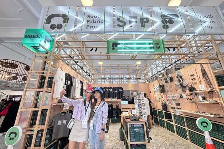 台灣設計展主展場－民眾於西市場拍照留念。　圖：台南市政府觀光旅遊局／提供
