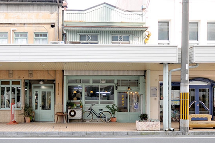 豐岡市提包大街上，能看到林立的「豐岡鞄」店面兼工坊。　圖：豐岡市・Visit Kinosaki／提供