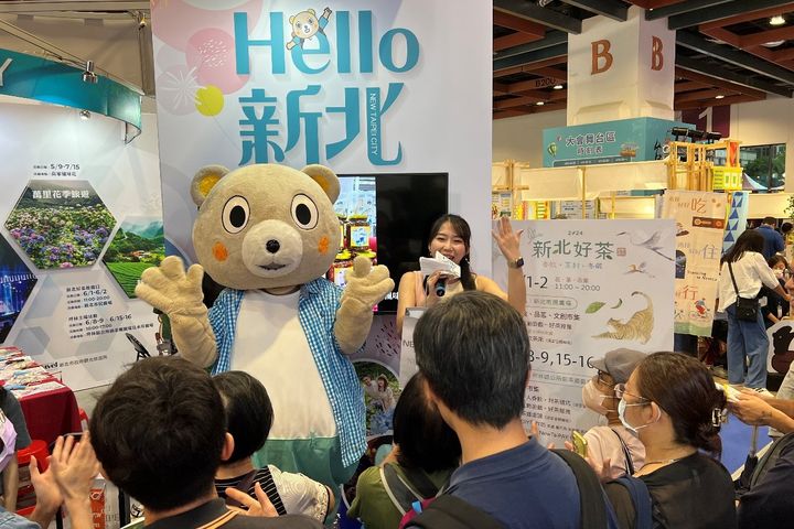 新北觀旅局吉祥物「小客」不定時現身旅展，每日14:00還有集結國內外超人氣吉祥物大遊行與各國精采文化表演。　圖：新北市政府觀光旅遊局／提供