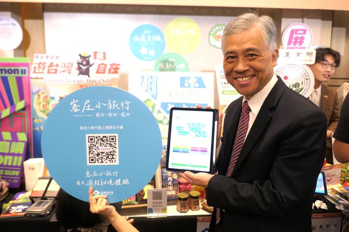 ▲客委會范副主委邀請大家掃描QR code，就可以看到客委會精選百大客庄行程。　圖：客家委員會／提供