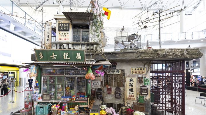 ▲電影經典一幕是陳洛軍到士多購買「眼鏡」朱古力。場景加入懷舊零食、玩具、膠花製作場口等。市民旅客能體驗八十年代香港風情。　圖：香港旅遊發展局／提供