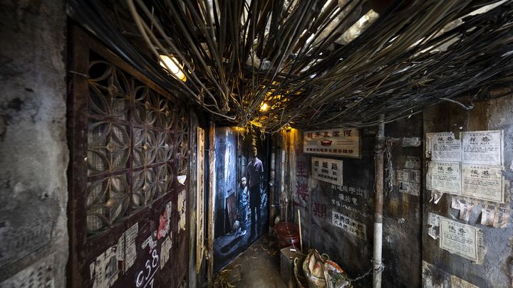 ▲製作團隊高度重塑昏暗小巷、錯綜複雜的電線及鐵皮屋等細節，還完昔日寨城風貌，讓到訪人士感受舊香港獨特情景。　圖：香港旅遊發展局／提供