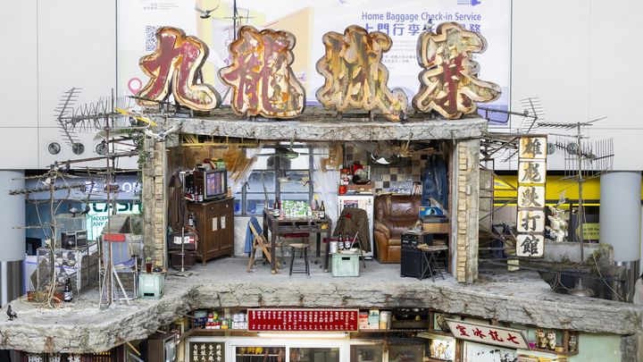▲誤闖城寨的陳洛軍住進冰室閣樓，與兄弟們打麻雀，逐步建立兄弟情誼。展覽重現吊扇、麻雀枱及啤酒箱等細節，彰顯團隊極致追求，更有電子海報完美還原城寨經典。　圖：香港旅遊發展局／提供