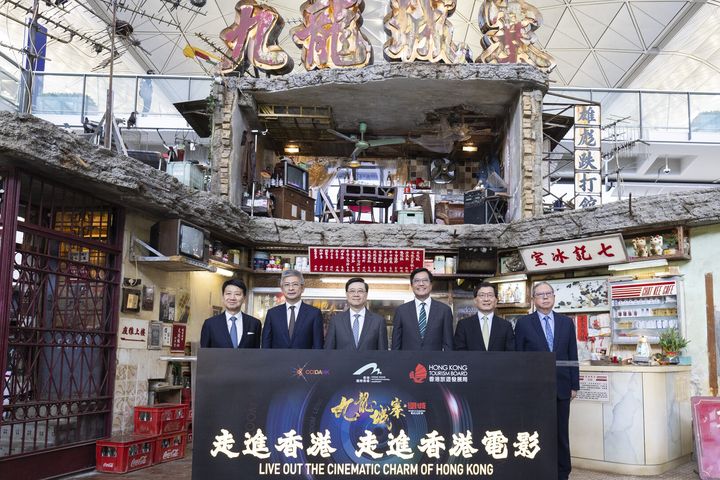 香港特別行政區行政長官李家超先生（左三）、財政司副司長黃偉綸先生(右三)、署理文化體育及旅遊局局長劉震先生(左二)、香港旅遊發展局主席彭耀佳博士(左)、香港機場管理局主席林天福先生(右二)、寰亞傳媒集團主席林建岳博士(右)，一同主持展覽啟動禮。　圖：香港旅遊發展局／提供