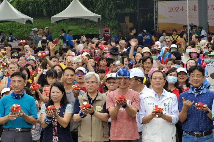 2024六堆秋收祭鬧熱開幕，千人疊盤花祭祀伯公。　圖：客家委員會客家文化發展中心／提供
