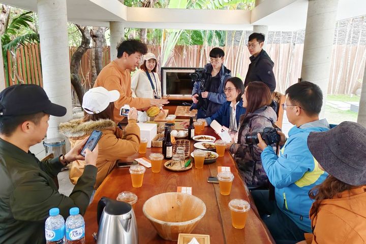 福灣莊園品嘗巧克力。　圖：大鵬灣國家風景區管理處／提供